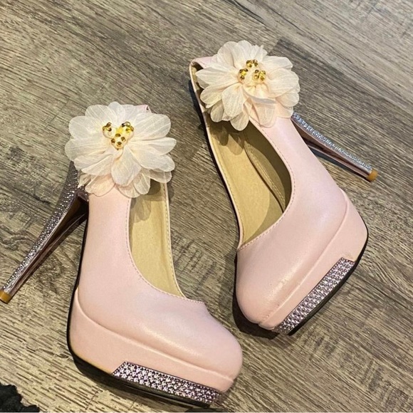 Shoes/Pumps - Picture 2 of 2